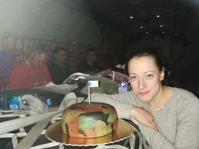 Libanon 2018 s Terezkou Růžičkovou a jejím úžasným dortem na palubě letadla